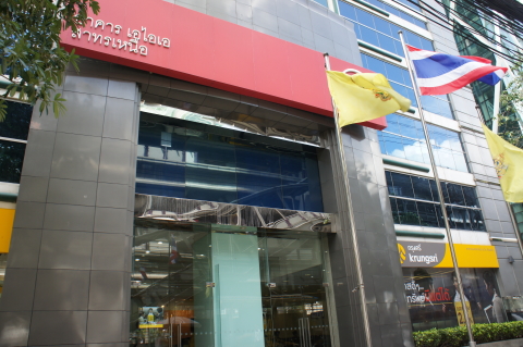 「krungsri」という黄色とグレーの看板の銀行